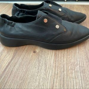 Taryn Rose Darcy size 9/39 black sleek runners.